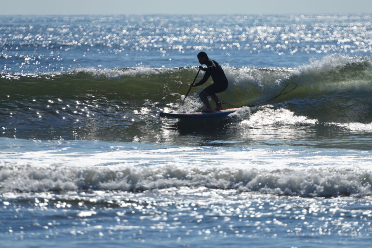 SUP SURFING